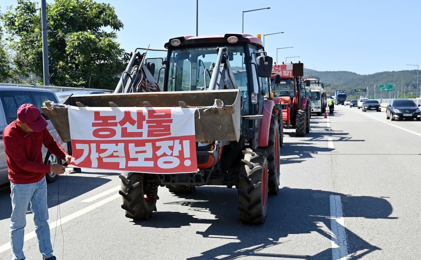 先月8日、忠清南道（チュンチョンナムド）や忠清北道（チュンチョンブクド）などの農民団体の会員らが、世宗市将軍面（セジョンシ・チャングンミョン）のテギョチョン橋から政府世宗庁舎まで、環太平洋パートナーシップに関する包括的および先進的な協定（CPTPP）への加盟推進の中止を求め、トラクターやトラック約100台を連ねて街頭デモを行っている。キム・ソンテ客員記者