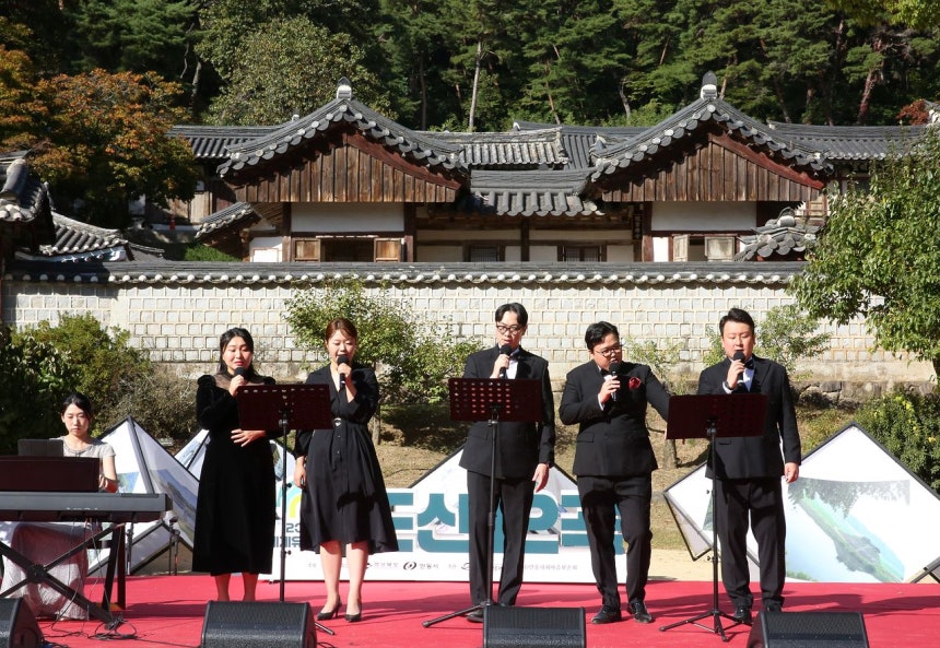 9日、陶山書院で開かれた「再び歌う陶山十二曲」公演。退渓・李滉が書いたハングルの歌詞「陶山十二曲」に曲をつけ、出演者たちが歌を披露した。
