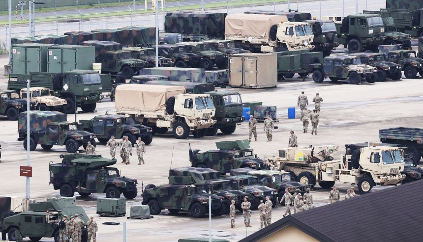 韓米軍当局が有事に備えた韓半島（朝鮮半島）防衛のための定例合同演習「乙支フリーダムシールド（UFS）」を開始した8月17日、京畿道平沢市のキャンプ・ハンフリーズで、在韓米軍の兵士が軍用車両の前で忙しく動いている。トランプ大統領は韓米合同軍事演習の規模を大幅に縮小するようヘグセス国防長官に指示したと明らかにした。［聯合ニュース］
