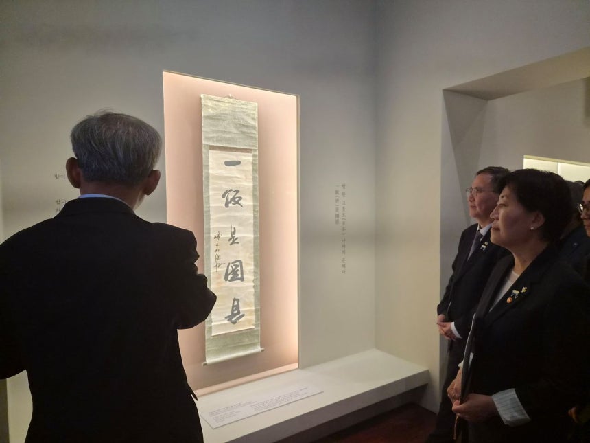 兪弘濬（ユ・ホンジュン）国立中央博物館長（左）が7月、特別展開幕式で宋美玲（ソン・ミリョン）農林畜産食品部長官（右）とキム・ヨンス文化体育観光部第1次官に遺墨「一飯是国恩」を紹介している。 カン・ヘラン記者
