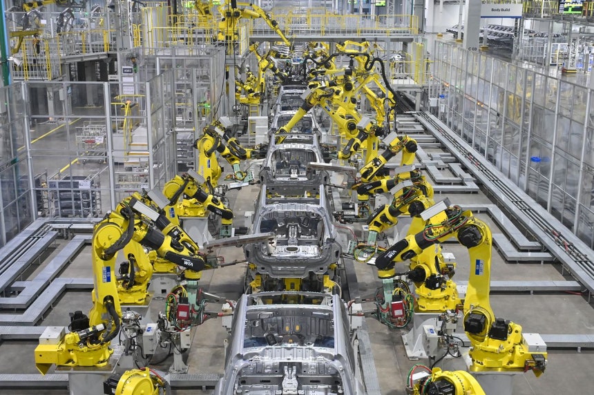 インド・マハーラーシュトラ州プネーの現代自動車工場でロボットアームが車体工程作業を進めている。［写真 現代自動車グループ］