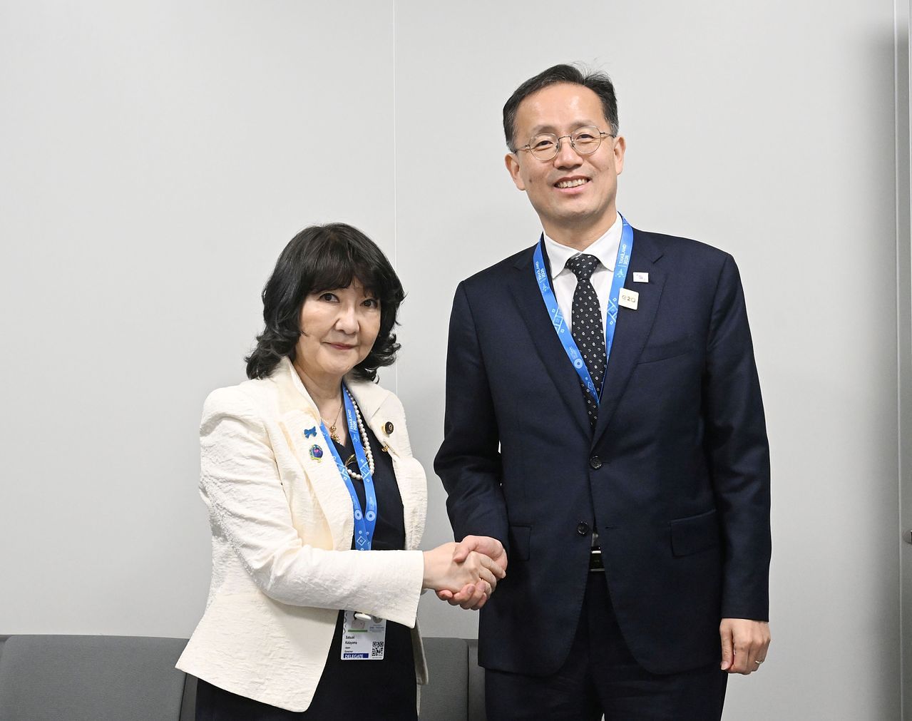 15日（現地時間）、タイ・バンコクのクイーン・シリキット国立コンベンションセンターで、片山さつき財務相との会談に先立ち、握手して記念撮影する李炯日（イ・ヒョンイル）副首相兼財政経済部長官。［写真 財政経済部］