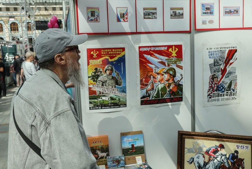 先月2日（現地時間）、ロシア・モスクワで開かれたモスクワ国際図書展（MIBF）の北朝鮮展示館で、来場者が切手を見ている。［EPA＝聯合ニュース］