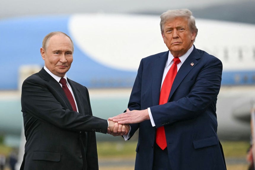 昨年8月15日、アラスカ州アンカレッジのエルメンドルフ・リチャードソン統合基地に到着したトランプ米大統領とロシアのプーチン大統領が滑走路であいさつを交わしている。［AFP＝聯合ニュース］