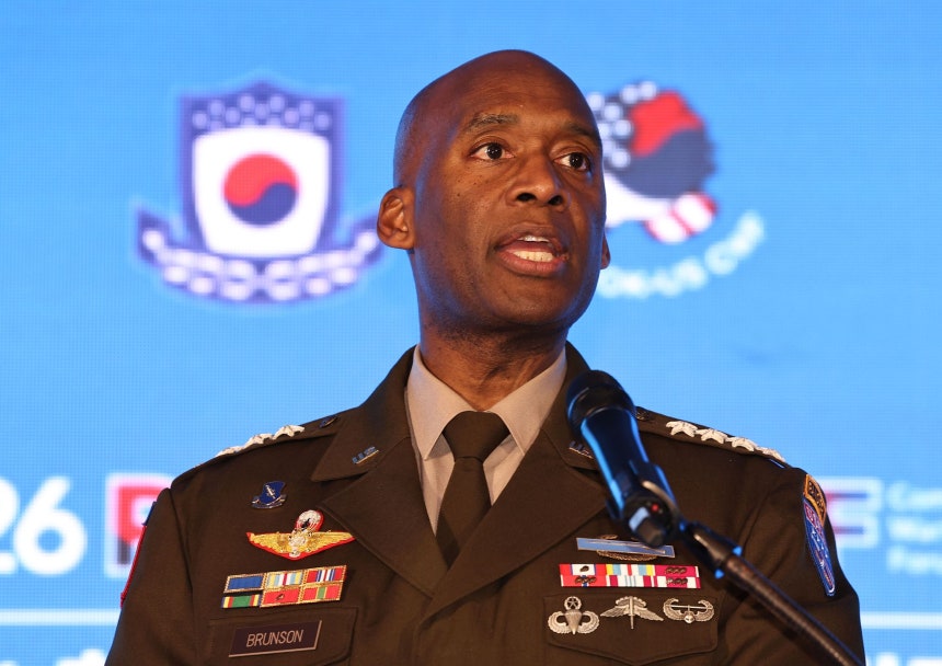 在韓米軍のブランソン司令官が16日に国防コンベンションで開かれた「2026韓米連合ウォーファイティングフォーラム」で基調演説をしている。［写真 ニュース1］