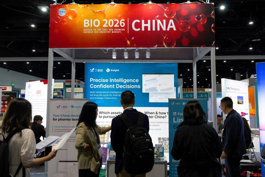 6月に米サンディエゴで開かれた「BIOインターナショナルコンベンション2026」で参加者が中国館を見ている。［写真 ロイター＝聯合ニュース］
