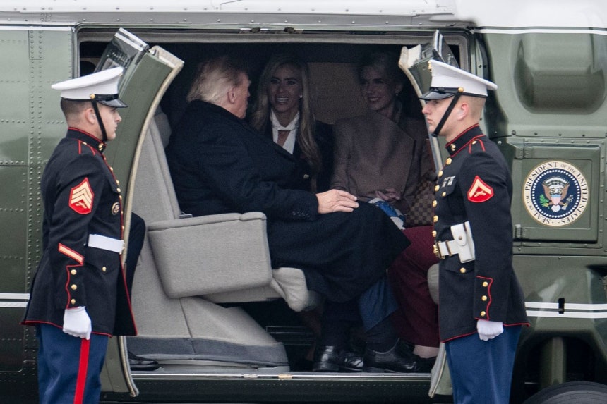  トランプ大統領と女性の側近たち。［AFP＝聯合ニュース］