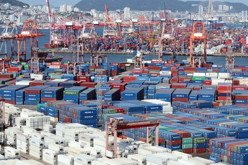 8月、釜山（プサン）港の神仙台（シンソンデ）、戡蛮（カムマン）埠頭に輸出入貨物が積まれている様子。聯合ニュース
