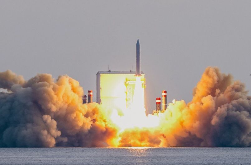 2023年12月4日、済州西帰浦の南側の海上で、韓国軍が韓国型固体燃料宇宙ロケットの3回目の試験発射を実施した。この日の試験発射は、国防科学研究所（ADD）が開発した韓国型固体燃料ロケットの小型人工衛星打ち上げ能力を検証するため、済州の中文南側4キロの海上に設置されたバージ船から行われた。軍が打ち上げたロケットにはハンファシステムが開発した地球観測用の小型人工衛星が搭載された。［ニュース1］