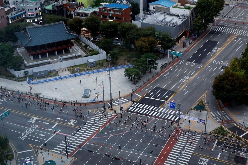 記事の理解を助けるための写真。18日午前、ソウル市内の中心部がマラソン大会による交通規制で閑散としている。ニュース1
