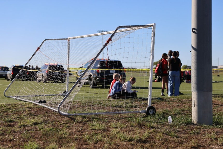 米カンザス州のスポーツ施設に車が突っ込み、2人が死亡、10人余りが負傷する惨事が発生した。［AP＝聯合ニュース］