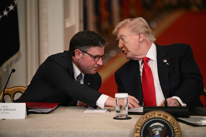  3月6日にホワイトハウスで開かれた行事中にトランプ米大統領がマイク・ジョンソン下院議長と対話をしている。ジョンソン議長はロシア軽油輸出制裁解除措置に対し懸念を表明し溝が生じている。［写真 AFP＝聯合ニュース］