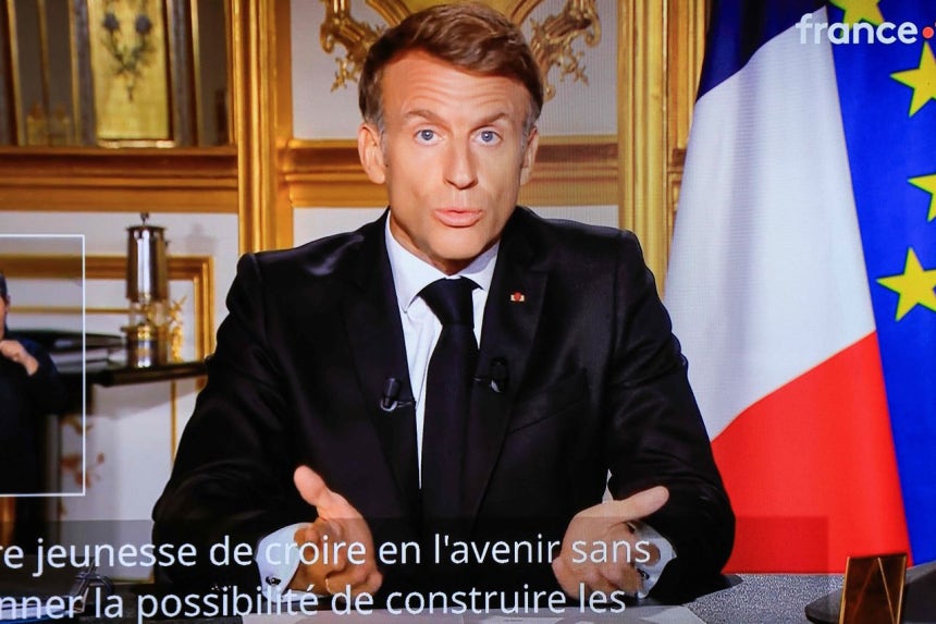 18日（現地時間）、フランスのエマニュエル・マクロン大統領がエリゼ宮で演説する様子がテレビに映し出されている。前日、フランス全土で抗議デモが行われ、一部地域では暴動や略奪が発生した。［AFP＝聯合ニュース］