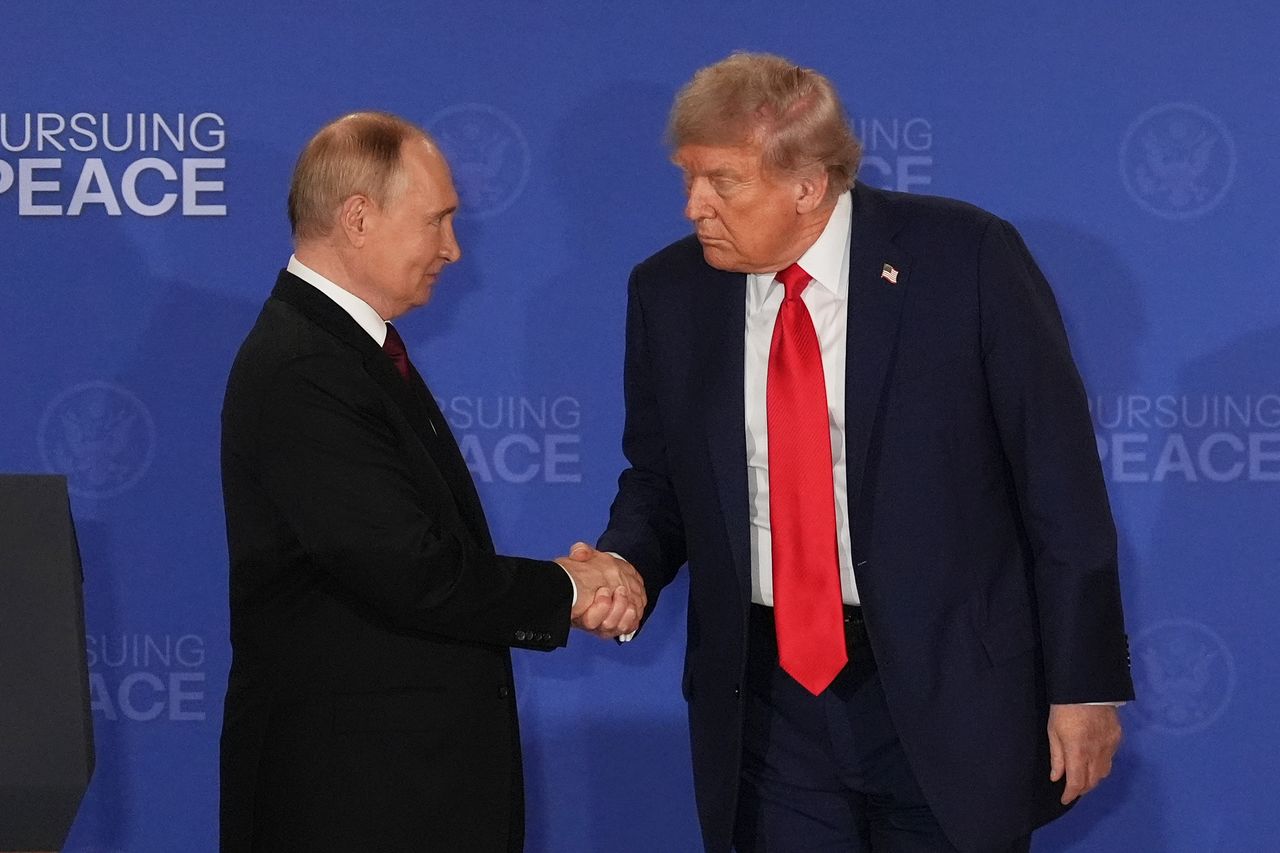   共同記者会見で握手を交わすトランプ大統領とプーチン大統領［写真 AP＝聯合ニュース］