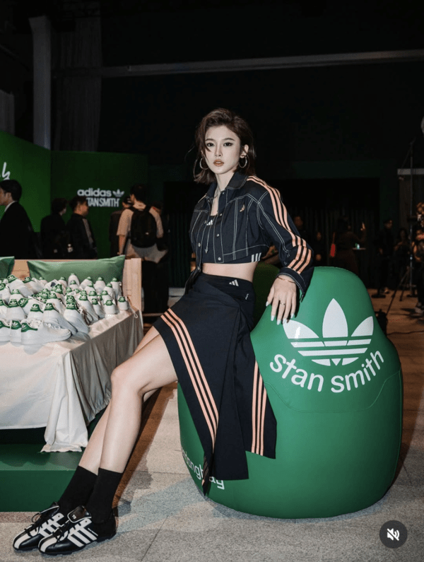   世界的スポーツブランドのイベントで美貌を披露した呉艶妮。［SNS キャプチャー］