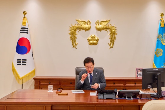 李在明大統領が就任後に投稿したXのメッセージのうち、他のアカウントの投稿を引用して直接反論や説明をする「引用投稿」が、昨年と比べて大幅に増えたことが分析で明らかになった。写真は昨年10月20日、ソウル竜山の大統領室庁舎で執務中、携帯電話を見ている李大統領。［ニュース1］