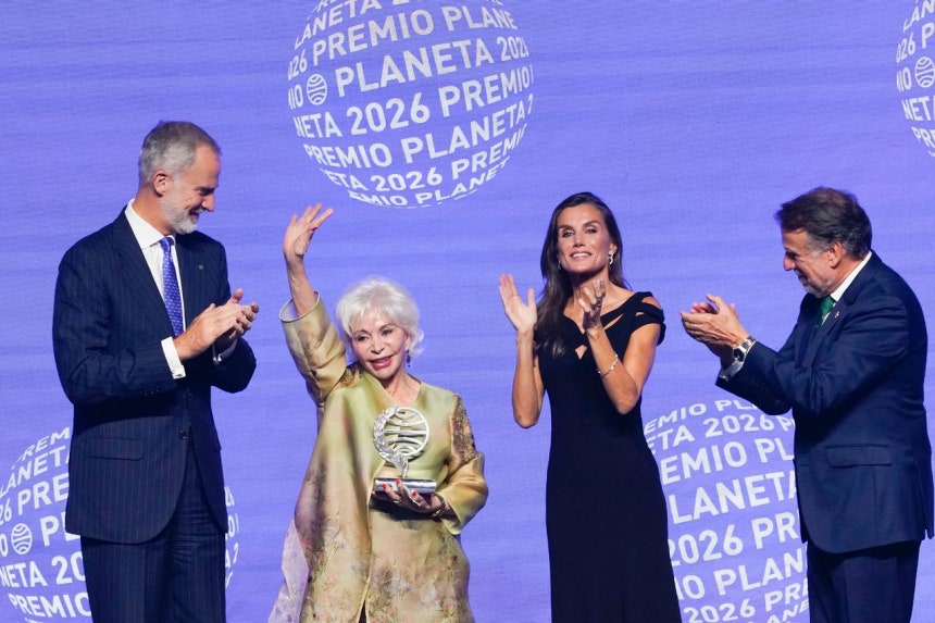 チリの作家イサベル・アジェンデ氏（左から2人目）が15日（現地時間）、スペイン・バルセロナで開かれた第75回プラネータ賞授賞式で、スペイン国王フェリペ6世（左）から賞を受け取り、喜びを見せている。レティシア王妃（右から2人目）とグルポ・プラネータのホセ・クレウエラス会長（右）が拍手を送っている。アジェンデ氏は長編小説『夜明け前の時間』（La hora antes del alba）で今年の受賞者に選ばれた。［EPA＝聯合ニュース］