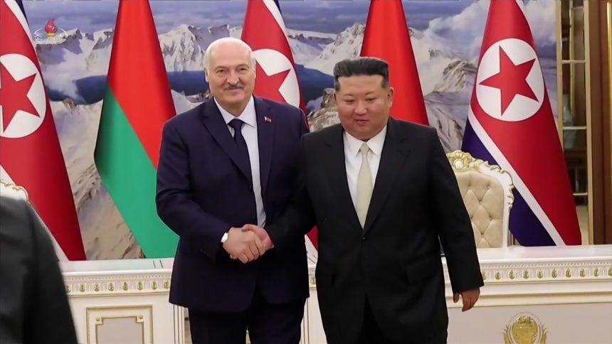 3月26日、北朝鮮の金正恩国務委員長が平壌でベラルーシのルカシェンコ大統領と両国間の「友好および協力に関する条約」締結を記念して写真を撮影したと、朝鮮中央テレビが報じた。［聯合ニュース］