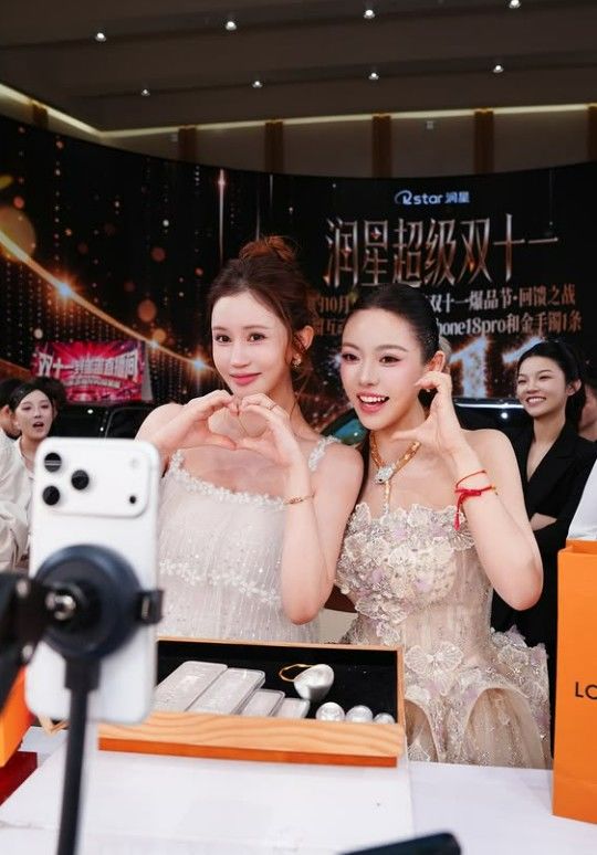 イ・ダヘ（左）と中国のインフルエンサーの蛋蛋。［写真 SNS］