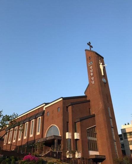 ヨンジュンさんが置き去りにされたのは、2008年5月14日午後1時ごろ、城南市中院区（ソンナムシ・チュンウォング）のカトリック城南洞聖堂の前だったという。写真は城南洞聖堂の全景。［写真　読者提供］