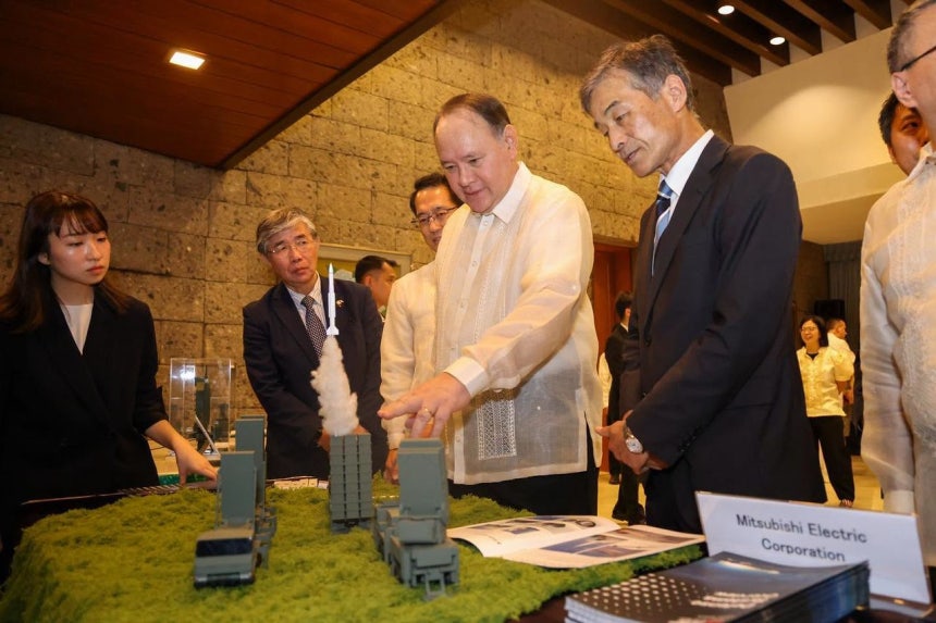日本の03式地対空ミサイル模型を見るフィリピン国防相 ［写真 フィリピン国防省］