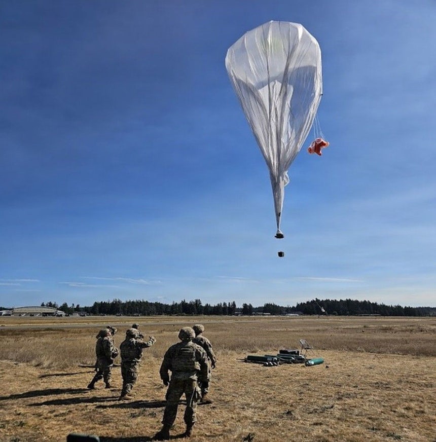 高高度気球の試験を行う米陸軍 ［写真 米陸軍］