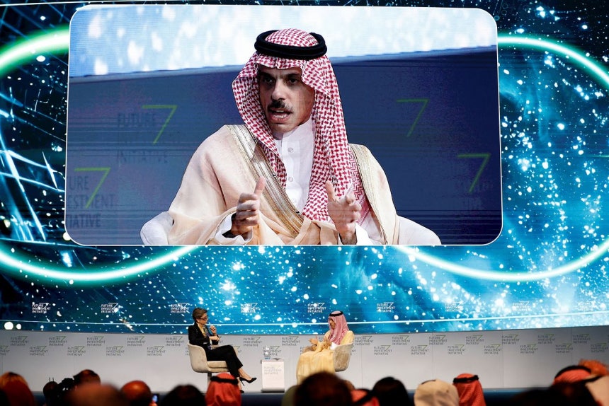 2024年10月、サウジアラビアのリヤドで開かれた未来投資イニシアチブ（FII）の会議で発言するファイサル外相 ［ロイター＝聯合ニュース］