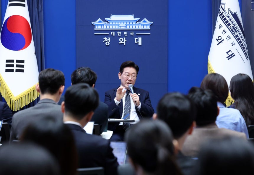 韓国の李在明（イ・ジェミョン）大統領が19日、青瓦台（チョンワデ、大統領府）春秋館で即興の記者懇談会を行っている。青瓦台写真記者団