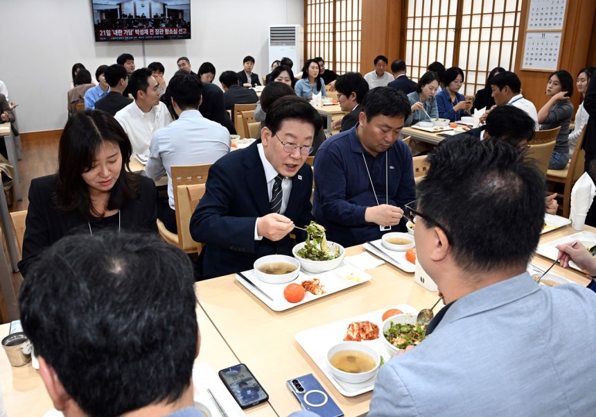  韓国の李在明（イ・ジェミョン）大統領が19日、青瓦台（チョンワデ、大統領府）春秋館の食堂で担当記者らと食事をしている。［青瓦台写真記者団］
