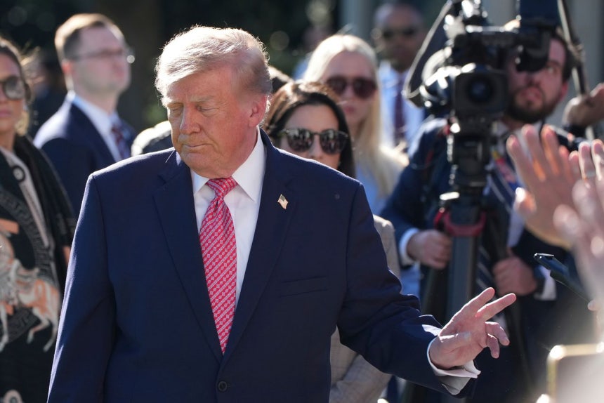 トランプ米大統領は19日（現地時間）、ホワイトハウスで記者らと話している途中、質問を遮りながら専用ヘリコプター「マリーン・ワン」に向かった。［AP＝聯合ニュース］