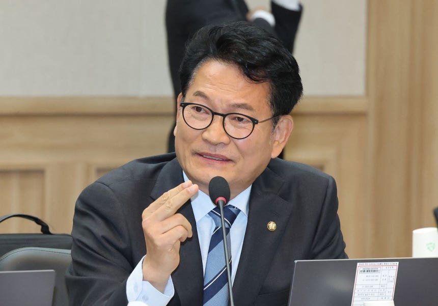 韓国与党「共に民主党」の宋永吉（ソン・ヨンギル）議員が19日、国会国防委員会の陸軍本部に対する国政監査で質問している。［ニュース1］