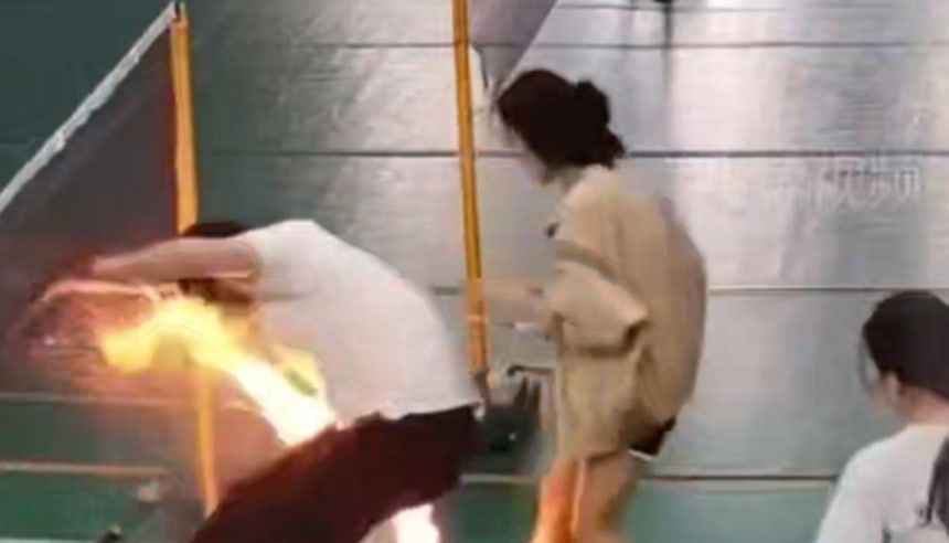 ズボンのポケットに入れていた携帯電話が爆発する様子。［SNS キャプチャー］
