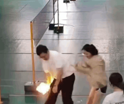   ズボンのポケットで携帯電話が爆発し、驚く男性。［SNS キャプチャー］