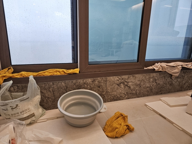 18日の豪雨で浸水被害を受けたという仁川市（インチョンシ）の松島（ソンド）国際都市のマンションの一室。［SNS キャプチャー］