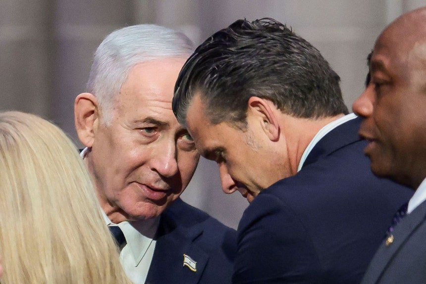 ヘグセス米国防長官と対話するイスラエルのネタニヤフ首相。［写真 ロイター＝聯合ニュース］