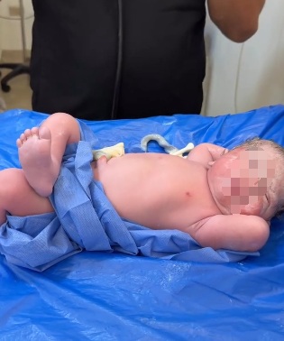 足を組んで横になるエジプトの新生児 ［写真 SNS］