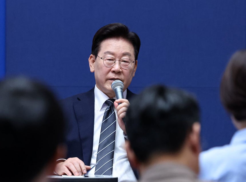19日、青瓦台（チョンワデ、大統領府）で記者団と懇談会を行った李在明（イ・ジェミョン）大統領［ニュース1］