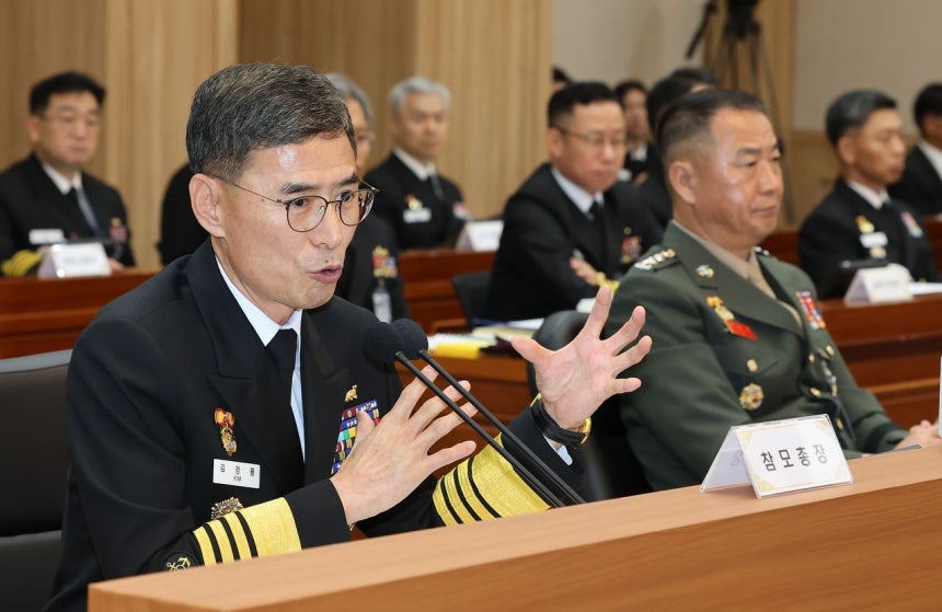 キム・ギョンリュル海軍参謀総長が20日に行われた海軍本部に対する国政監査で質疑に答えている。［写真 ニュース1］
