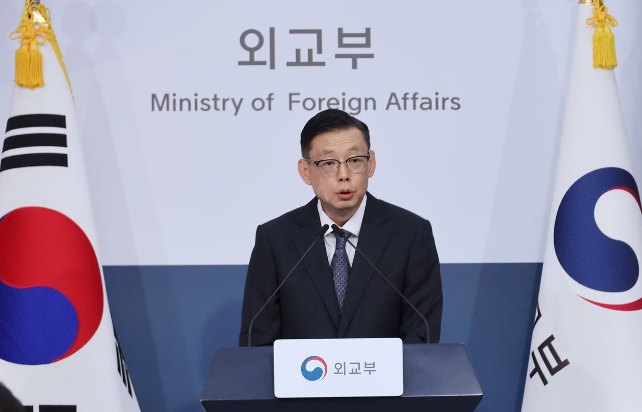 韓国の朴斗淳（パク・ドゥスン）外交部報道官が20日、ソウル鍾路区（チョンノグ）の政府ソウル庁舎にある外交部で開かれた定例会見で、ウクライナ全土で空襲の脅威が常に存在し、安全確保が難しい点などを考慮して公館員の一部撤収を決めたと明らかにしている。聯合ニュース