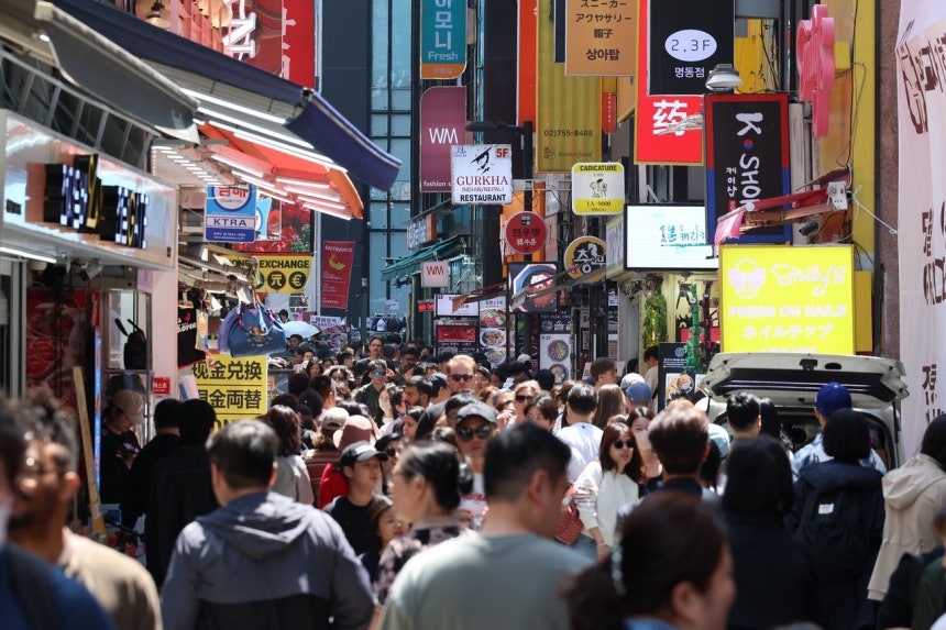 ソウルの明洞を訪れた外国人観光客が通りを歩いている。［写真 聯合ニュース］