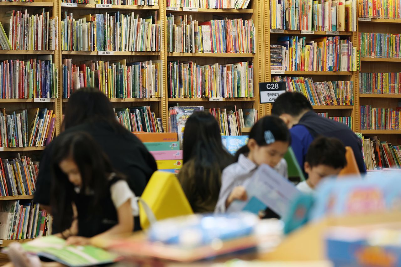 ソウル市鍾路区（チョンノグ）のある書店の様子。［ニュース1］