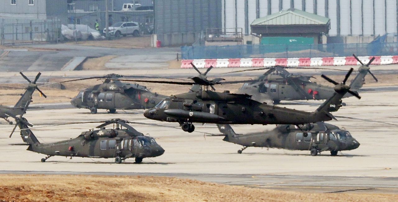 韓米連合演習期間中、京畿道平沢（ピョンテク）の在韓米軍基地キャンプ・ハンフリーズからヘリコプターが飛行している。［ニュース1］