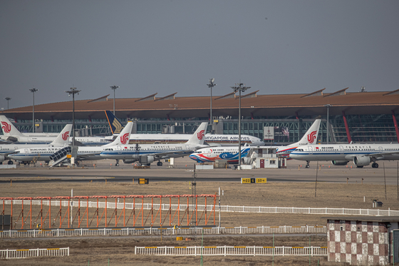 中国北京首都国際空港に航空機が並んでいる。EPA＝聯合ニュース