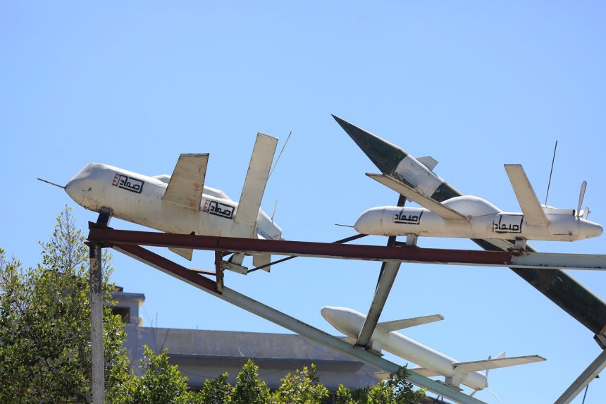 5日（現地時間）、イエメンの首都サヌアの広場に、フーシ派が製作したドローン（無人機）とミサイルの模型が展示されている。［EPA＝聯合ニュース］