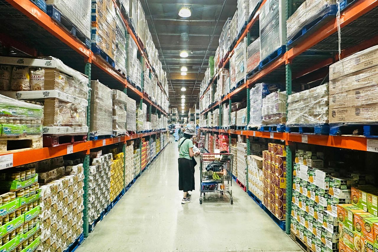 8月11日、米カリフォルニア州アルハンブラの卸売売り場で女性が食料品を購入している。［写真 AFP＝聯合ニュース］