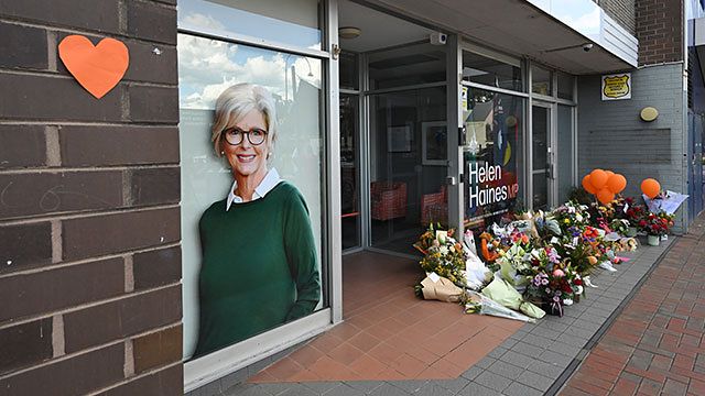   人々から贈られた花束が置かれているヘレン・ヘインズ下院議員の事務所前。EPA＝聯合ニュース