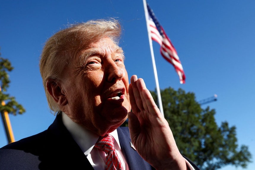 トランプ米大統領が19日（現地時間）、カンザス州での演説に向かう前、記者団の質問に答えている。［ロイター＝聯合ニュース］