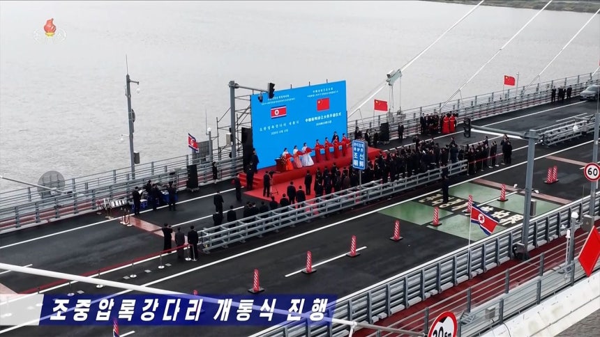 15日、北朝鮮と中国が鴨緑江現地で開いた新鴨緑江大橋の開通式 ［朝鮮中央テレビ キャプチャー、聯合ニュース］