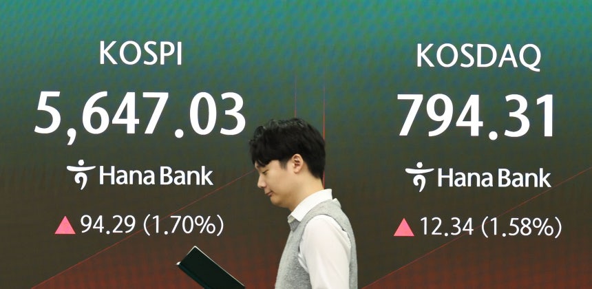 21日午前、ソウル中区（チュング）のハナ銀行ディーリングルームの電光掲示板にKOSPI指数などの市況が表示されている。ニュース1