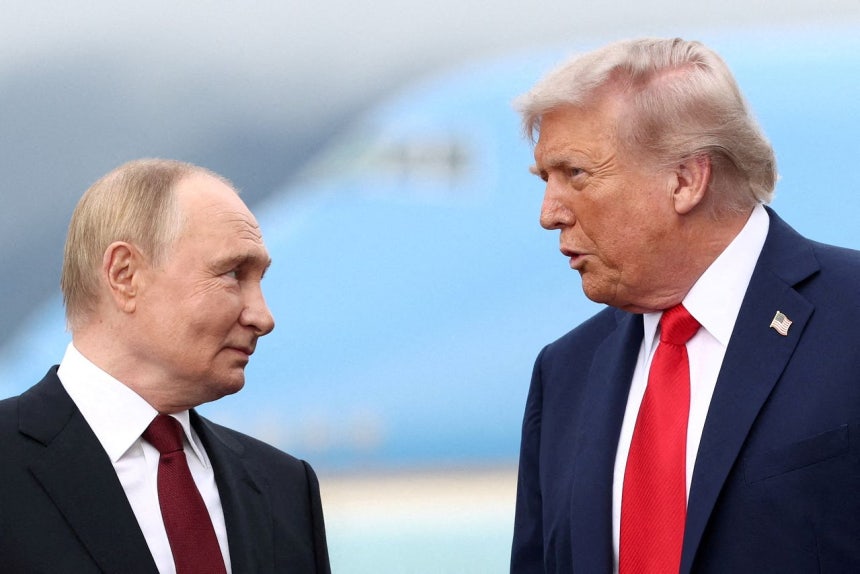 ドナルド・トランプ米大統領が昨年8月15日、米アラスカ州アンカレッジのエルメンドルフ・リチャードソン統合基地で、ウクライナ戦争の終結に向けた交渉のために会談したウラジーミル・プーチン露大統領と話している。ロイター＝聯合ニュース